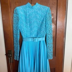 Vintage 1960’s (?) size 8, knee length, long sleeved dress in turquoise blue